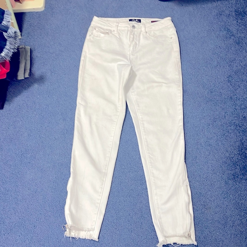 Earl brand size 6 white jeans with cute zipper pulls at leg bottoms.